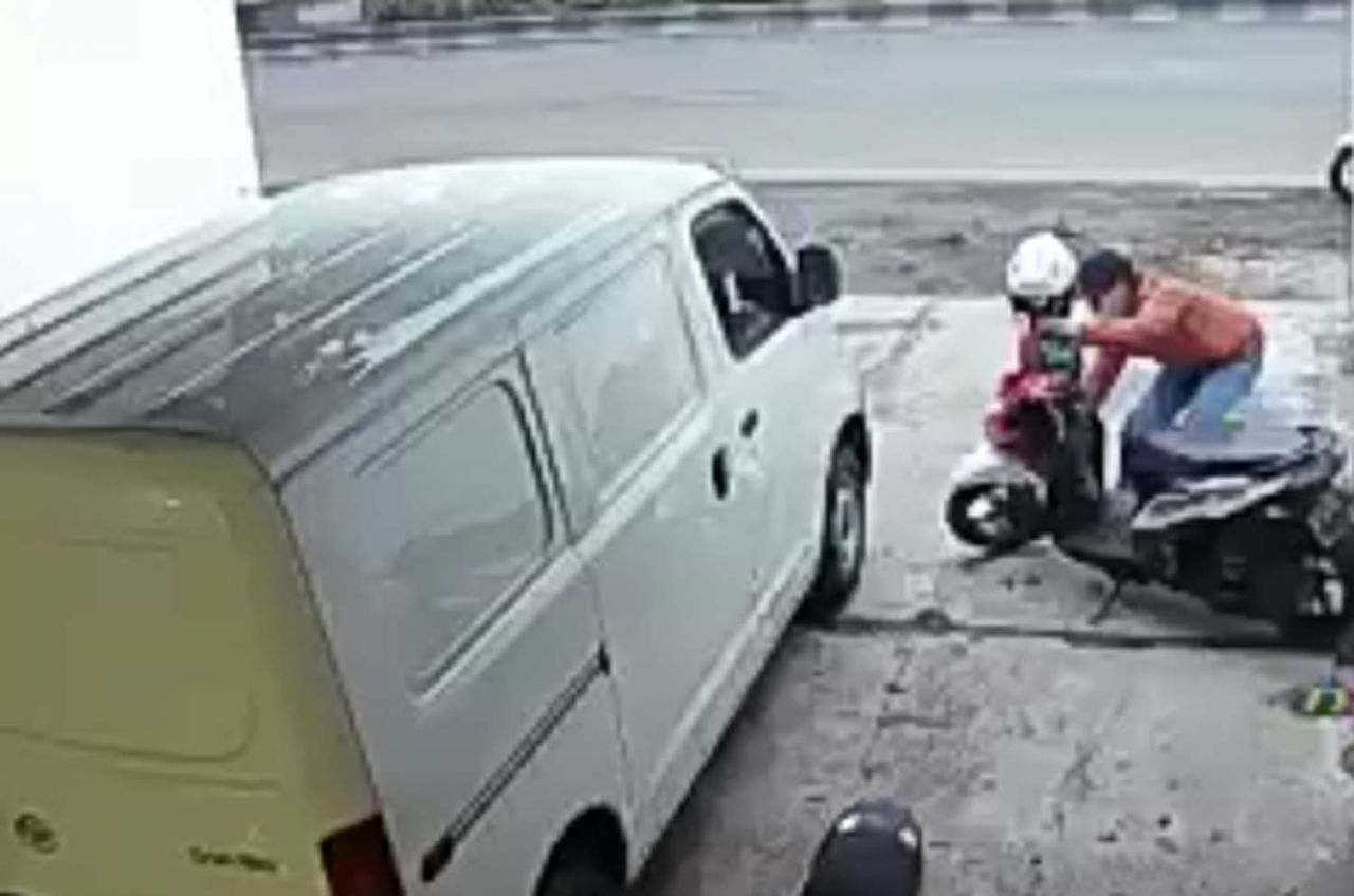 Tangkapan layar video CCTV yang merekam aksi pencurian motor milik karyawan ekspedisi di Kota Probolinggo