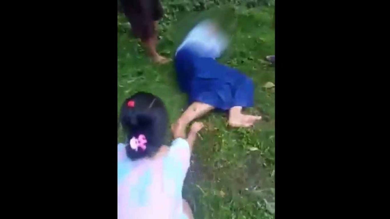 Tangkapan layar video penganiayaan pelajar putri di Malang