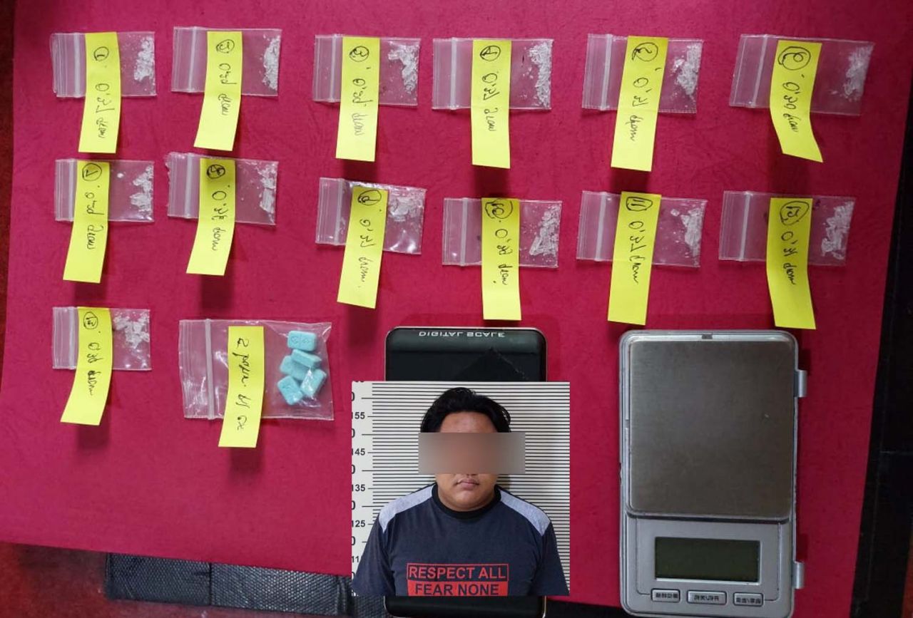 Kolase pengedar dan barang bukti pil ekstasi yang diamankan Unit Reskrim Polsek Rungkut, Surabaya