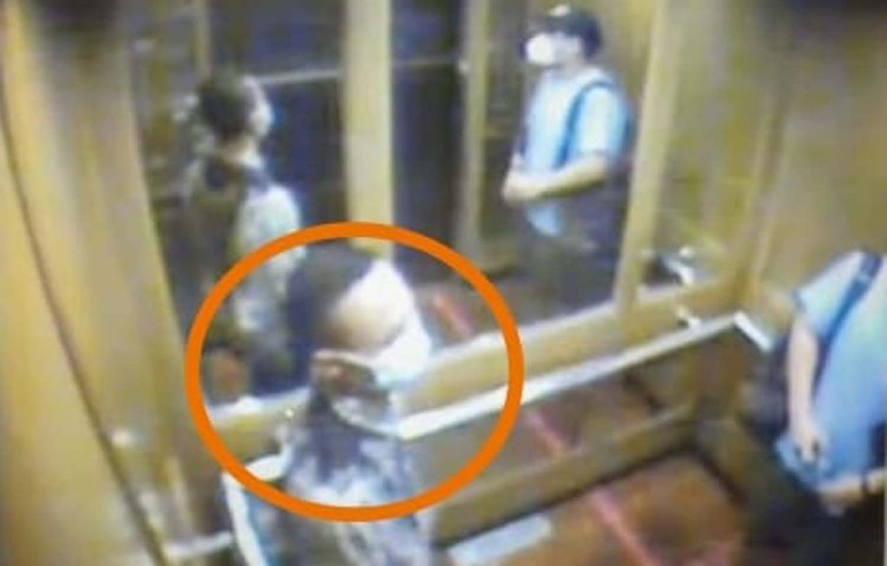 Penggendam (lingkaran oranye) saat beraksi di salah satu hotel di Surabaya