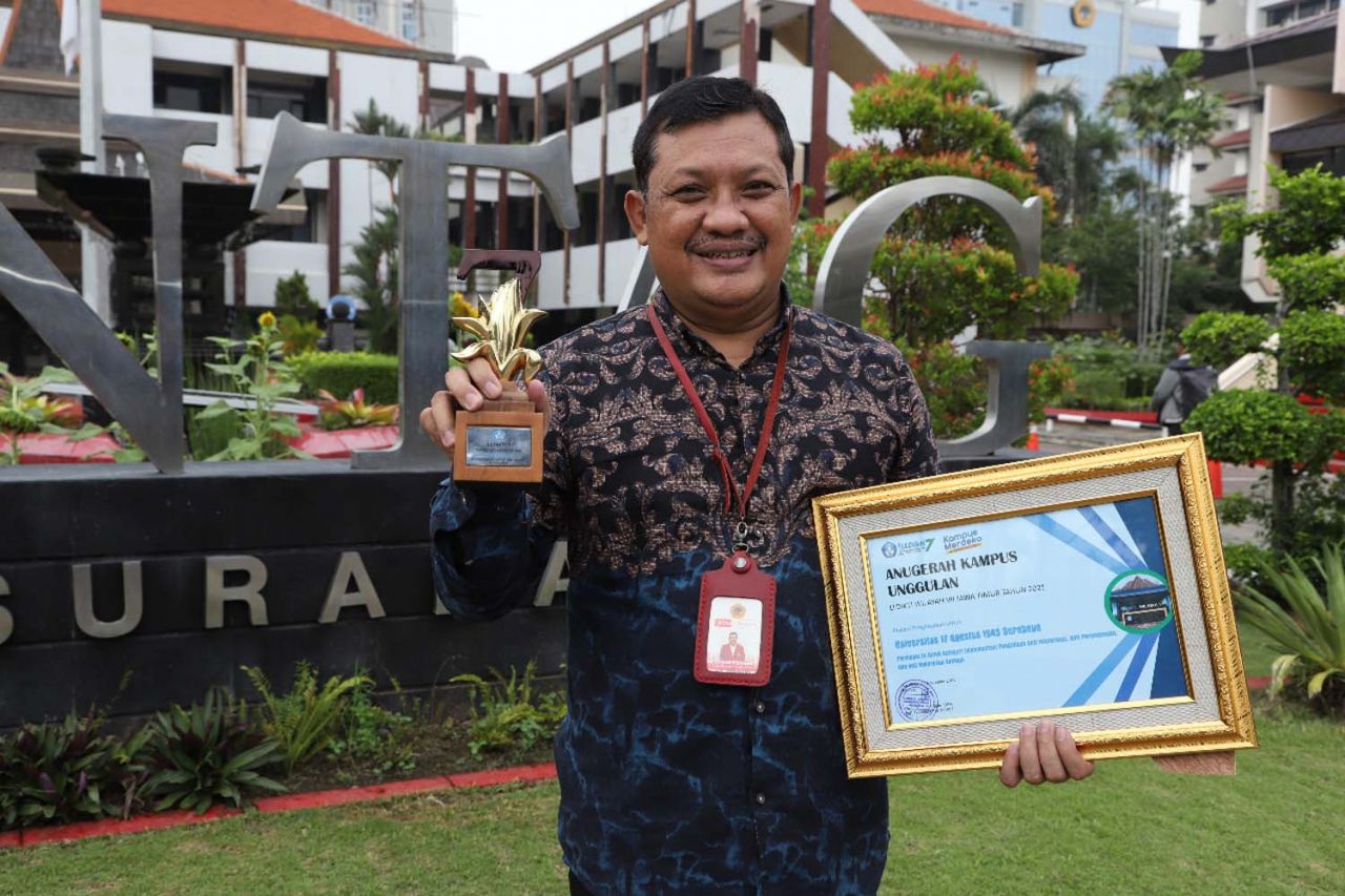 Rektor Untag Surabaya, Prof. Dr. Mulyanto Nugroho menunjukkan penghargaan Anugerah Kampus Unggulan 2021