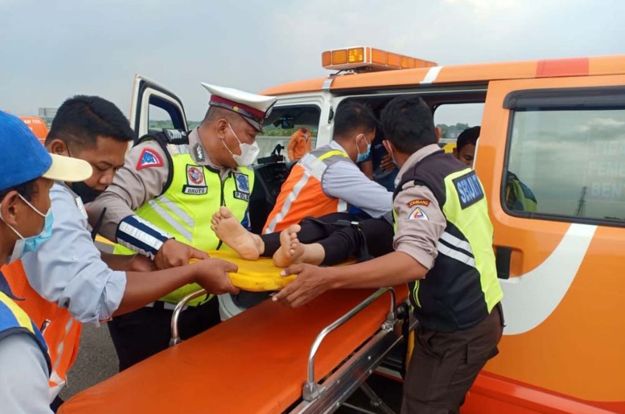 Salah satu penumpang di mobil Vanessa Angel yang mengalami kecelakaan dievakuasi ke rumah sakit