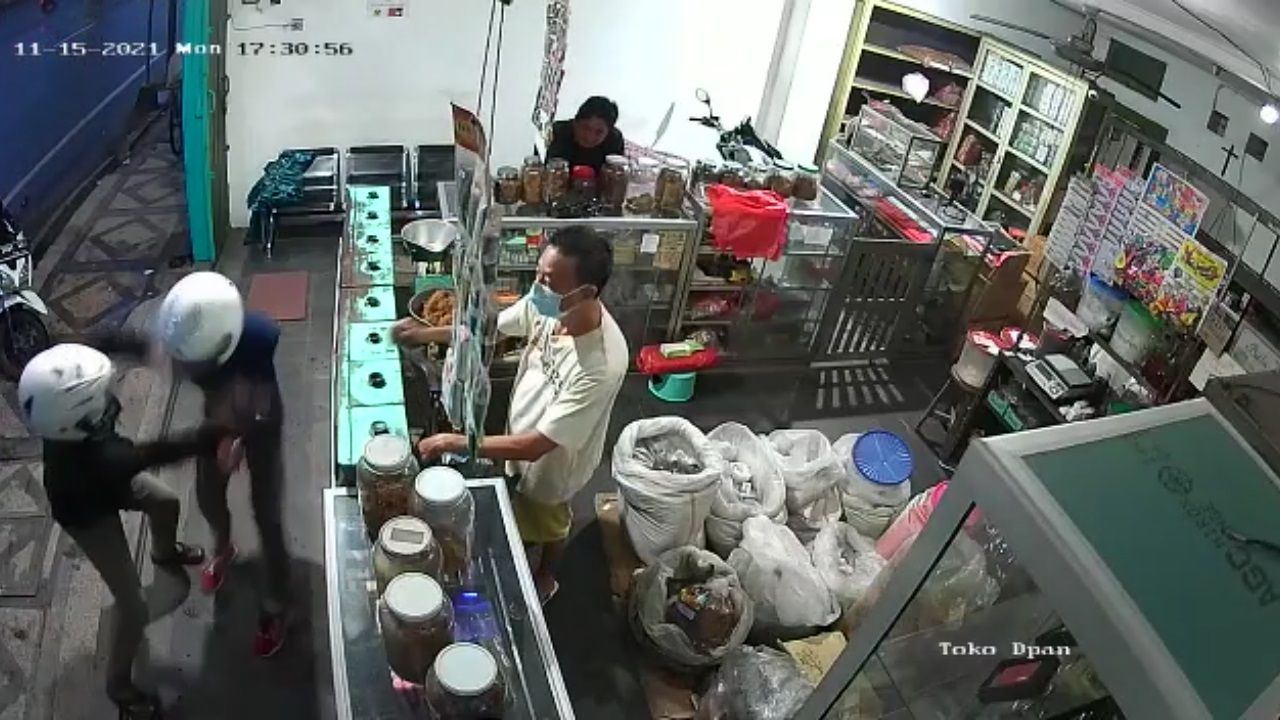 Aksi penusukan brutal di Pasuruan terekam CCTV. (Foto: Tangkapan layar)