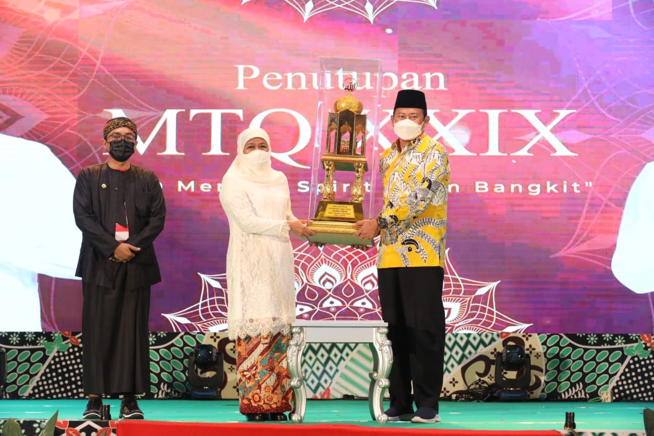 Khofifah serahkan piala ke Bupati Lamongan Yuhronur Efendi (Foto: istimewa)