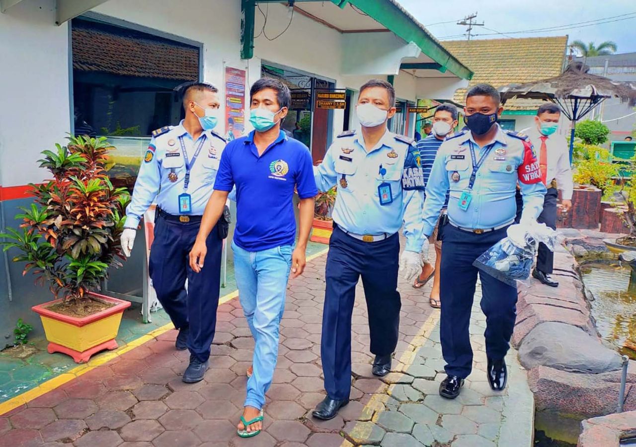 Petugas Lapas Banyuwangi menggiring SJP, narapidana yang memesan 570 butir pil koplo (Foto-foto: Kanwil Kemenkumham Jatim)