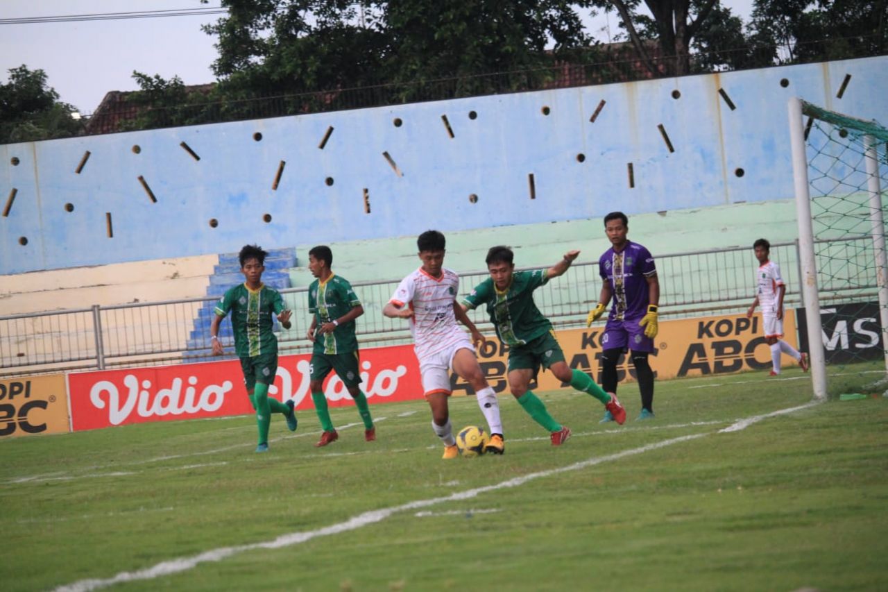 Persekap (kostum hijau) saat melawan Persekabpas (Foto: Moch Rois/jatimnow.com)