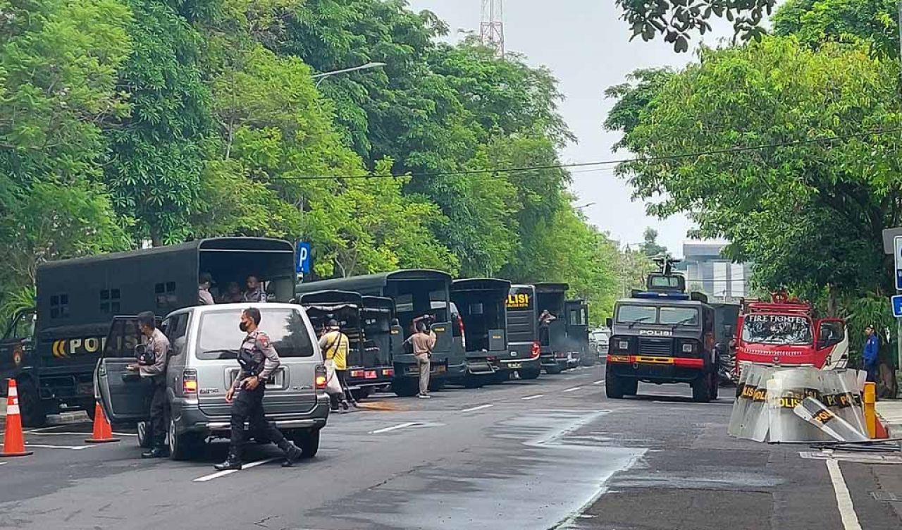 Polisi berjaga di sekitar Balai Kota Surabaya (Foto-foto: Ni'am Kurniawan/jatimnow.com)