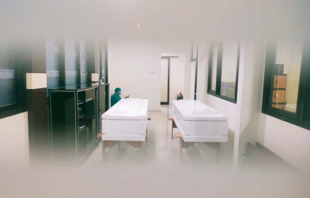 Peti jenazah Vanessa Angel dan Bibi, suaminya di RS Bhayangkara Surabaya (Foto: Fajar Mujianto/jatimnow.com)