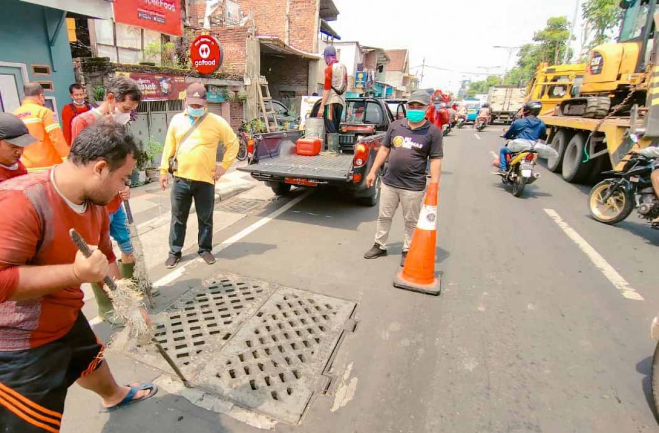 Petugas gabungan melakukan pencarian balita laki-laki tenggelam