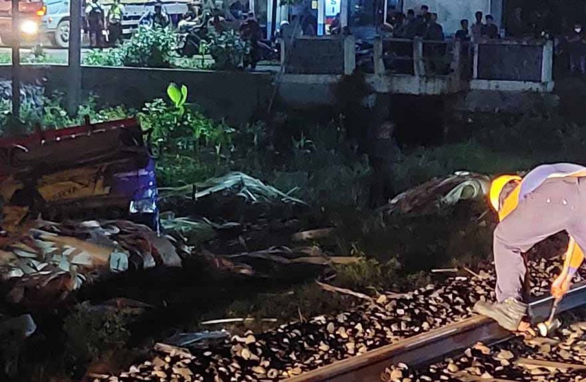 Petugas perbaiki rel kereta