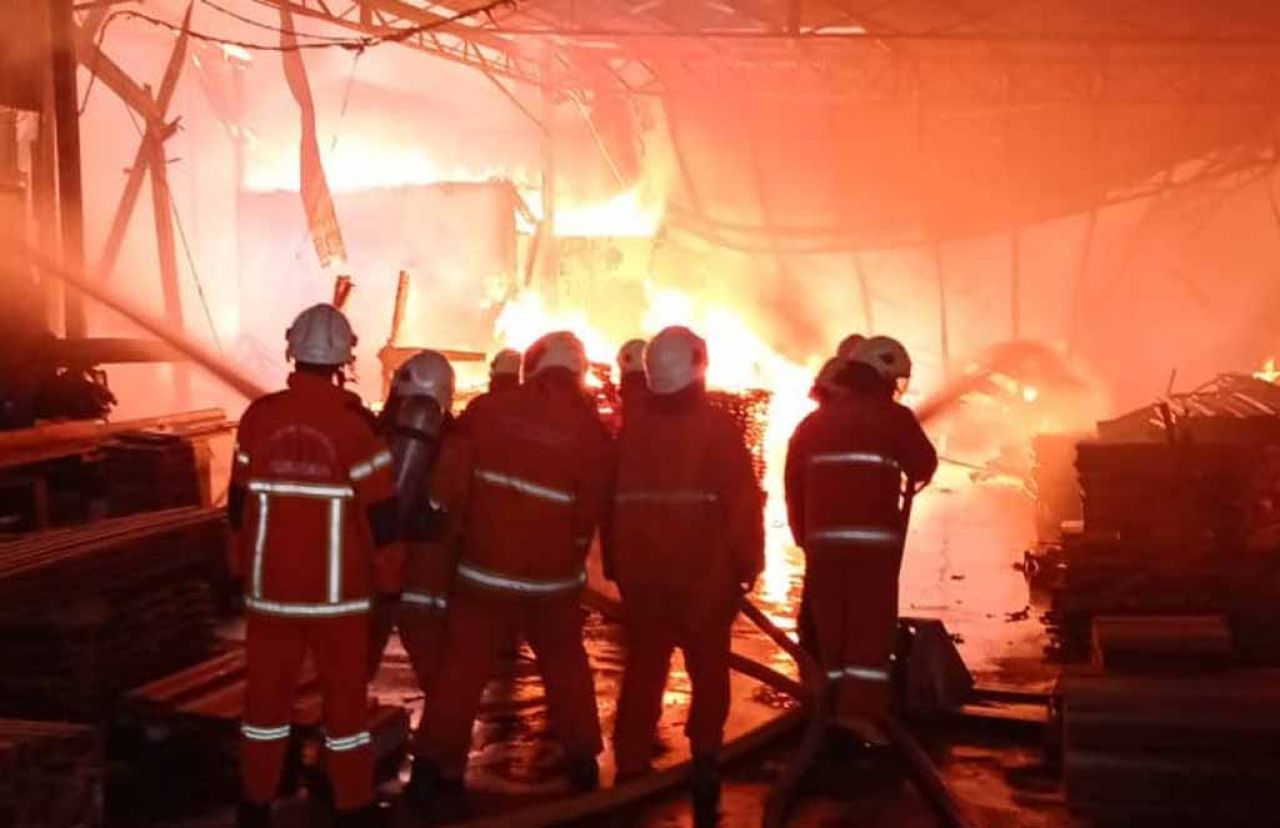 Pabrik Mebel di Surabaya Terbakar, PMK Kerahkan 22 Unit Mobil Damkar
