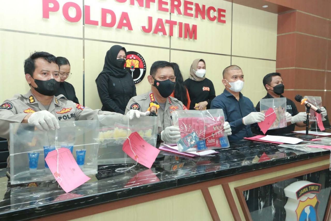 Polda Jatim membeber barang bukti prostitusi dan mami yang mempekerjakan 29 PSK di Lumajang