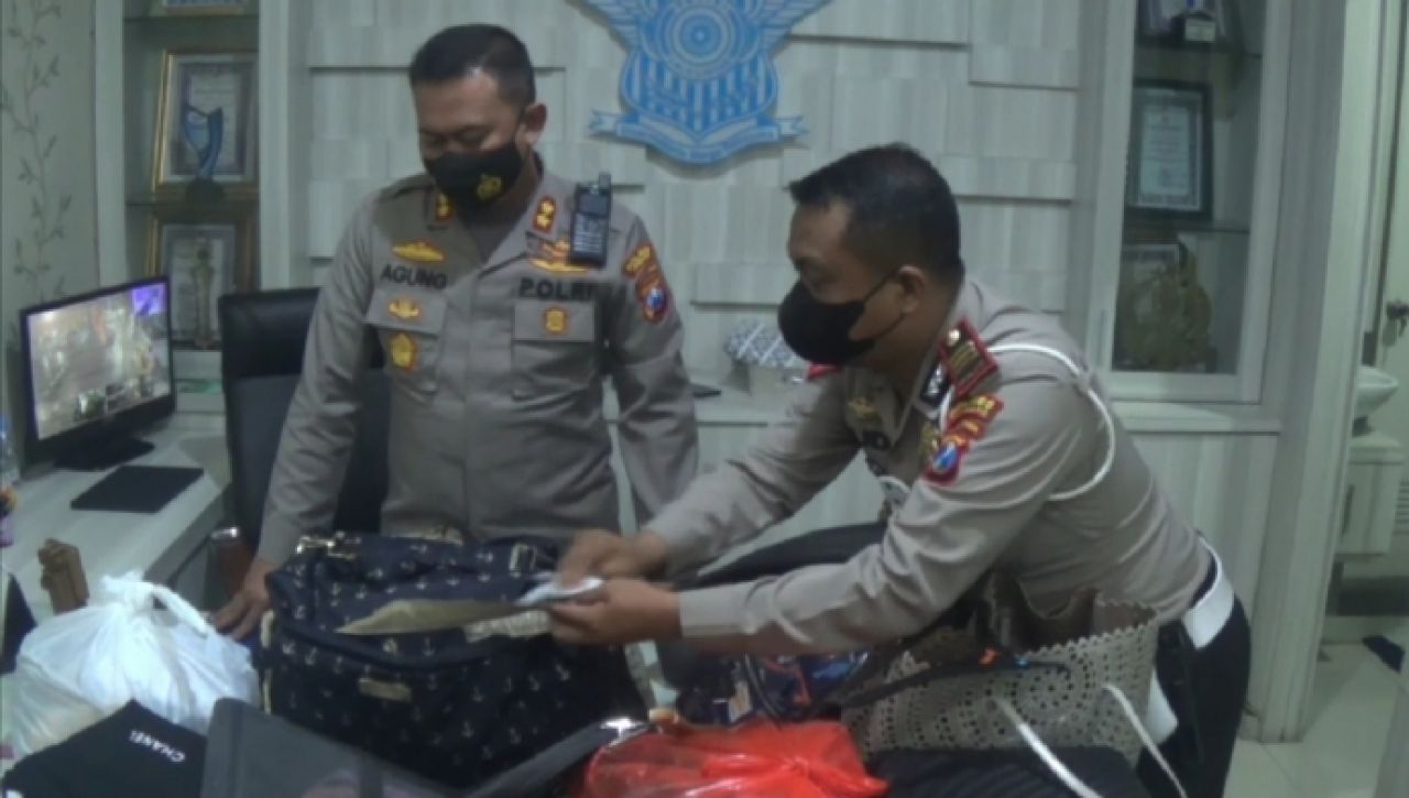 Kapolres Jombang AKBP Agung Setyo Nugroho saat amankan barang milik Vanessa Angel (istimewa)