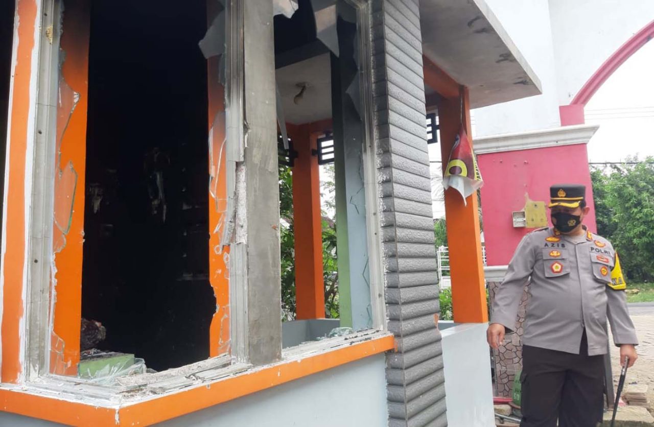 Pos penjagaan di Kedungsumber, Balongpanggang, Gresik yang rusak akibat amukan massa diduga pendekar silat