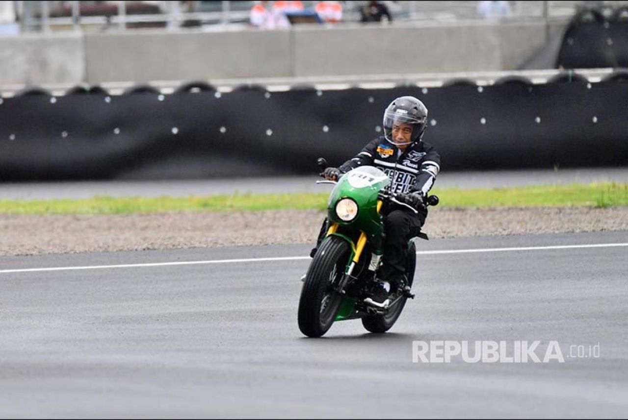 Presiden Jokowi menjajal sirkuit Mandalika di KEK Mandalika, Praya, Lombok Tengah, NTB, Jumat (12/11/2021) - (FOTO : Biro Pers dan Media Setpres)