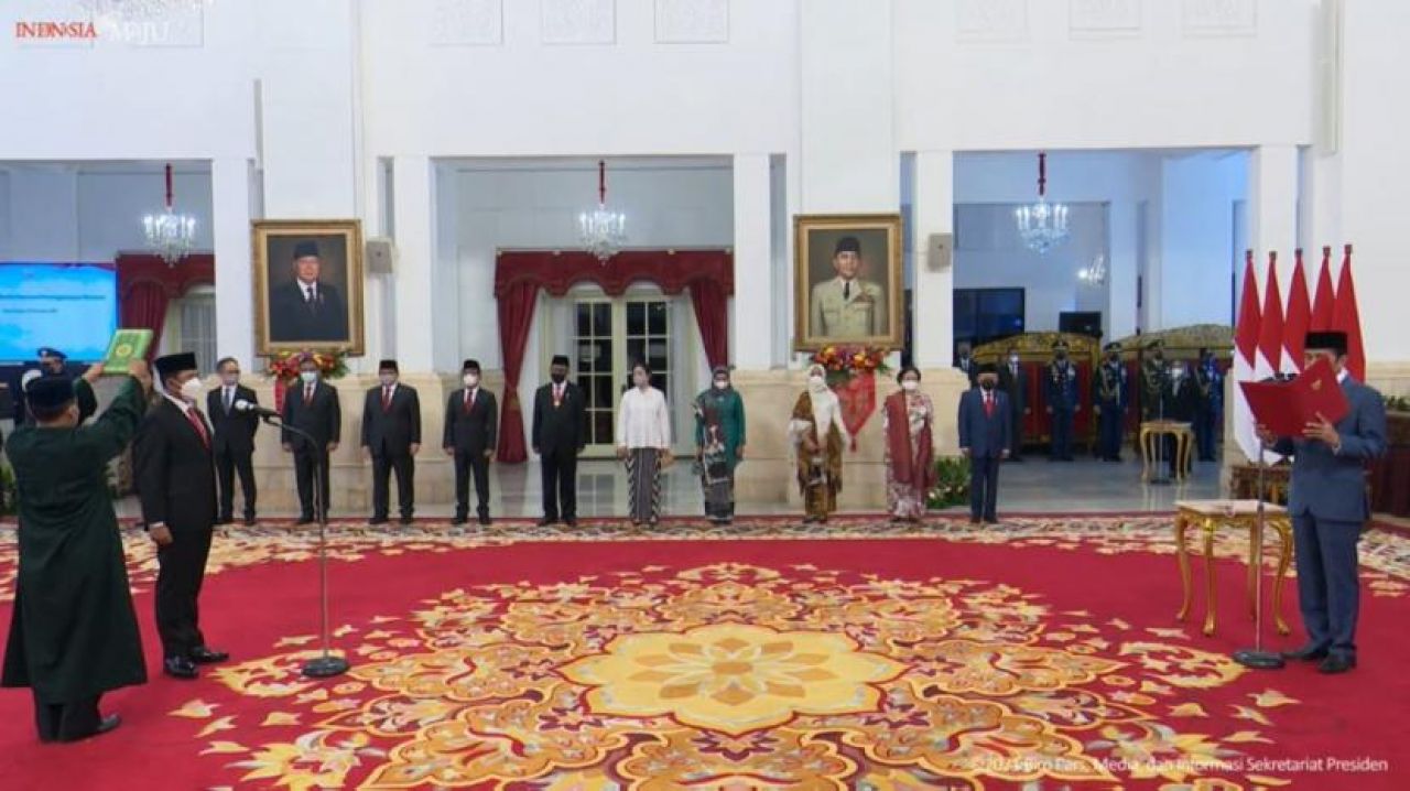 Presiden Jokowi melantik Mayjen Suharyanto sebagai Kepala BNPB di Istana Negara (Foto: Dok Setkab via Republika)