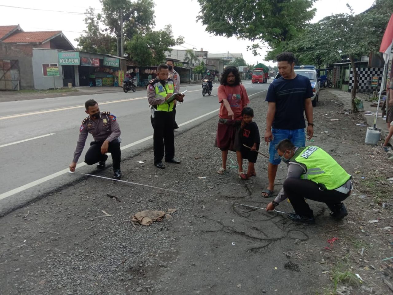 Polisi melakukan olah TKP di lokasi tewasnya pria di Pasuruan.