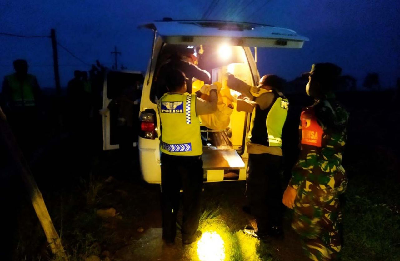 Evakuasi jasad pria misterius yang tersambar kereta api di Magetan