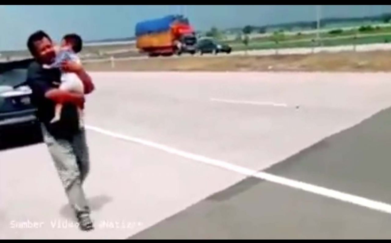 Pria yang menolong Gala, anak Vanessa Angel saat kecelakaan di Tol Jombang (Foto: Istimewa)