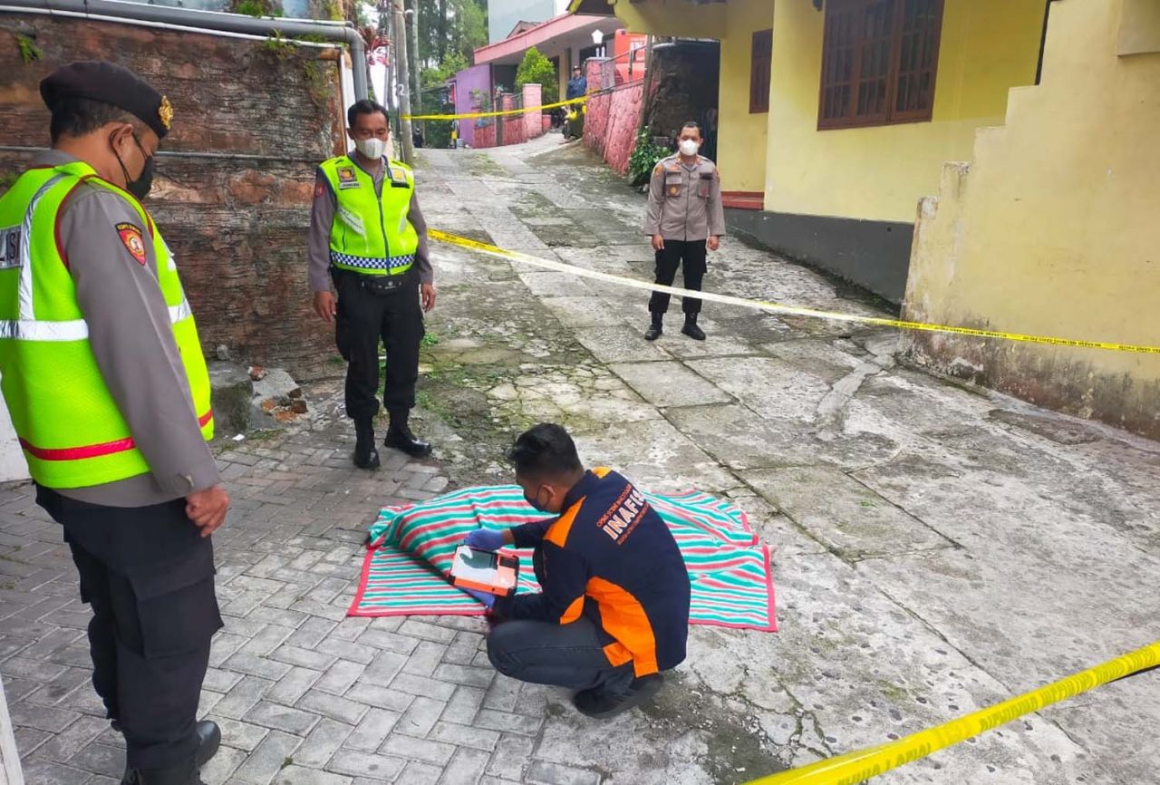 Proses identifikasi jenazah pria yang diduga loncar dari vila di Pasuruan