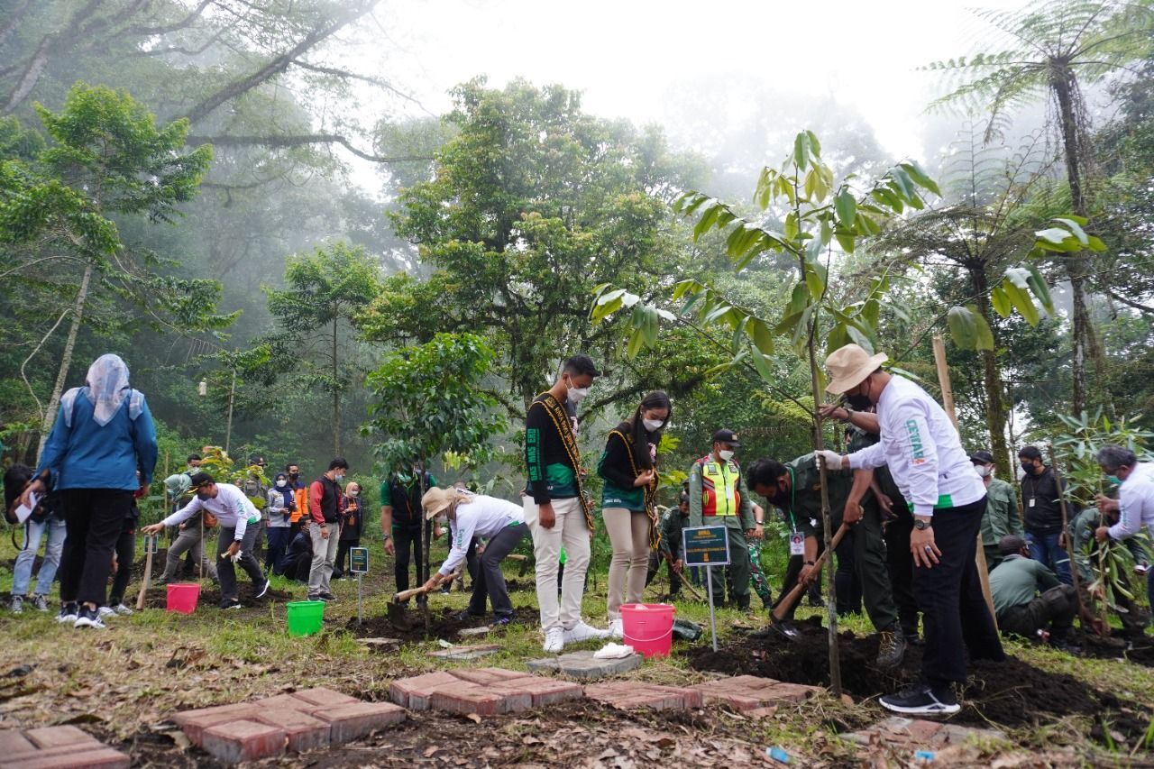 Gotong Royong Nanduri Gunung di Wisata Cangar (Foto: Galih Rakasiwi/jatimnow.com)