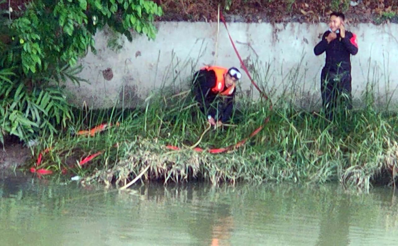 Proses pencarian remaja yang dilaporkan tenggelam hingga ditemukan tewas di Sungai Kalimas Surabaya