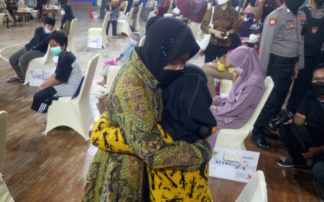 Mensos Risma memeluk salah satu anak yatim korban Covid-19 di Pasuruan (Foto-foto: Moch Rois/jatimnow.com)