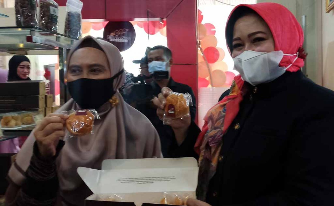 Roti selai sambal sate (Foto: Mita/jatimnow.com)