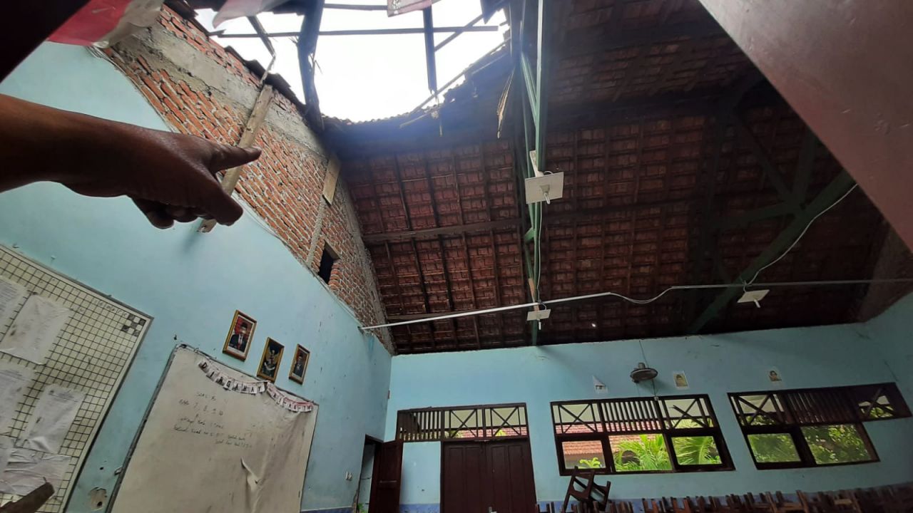 Atap ruang kelas SMP 27 Gresik, yang ambruk Rabu lalu. (Foto: Istimewa)