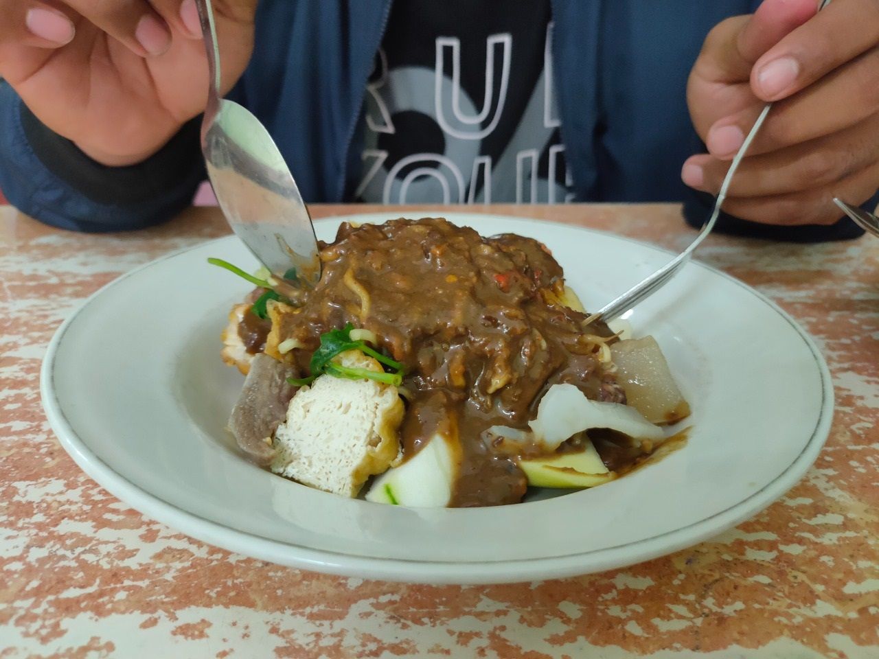 Menikmati Rujak Cingur Delta, Kuliner Legendaris Khas Surabaya