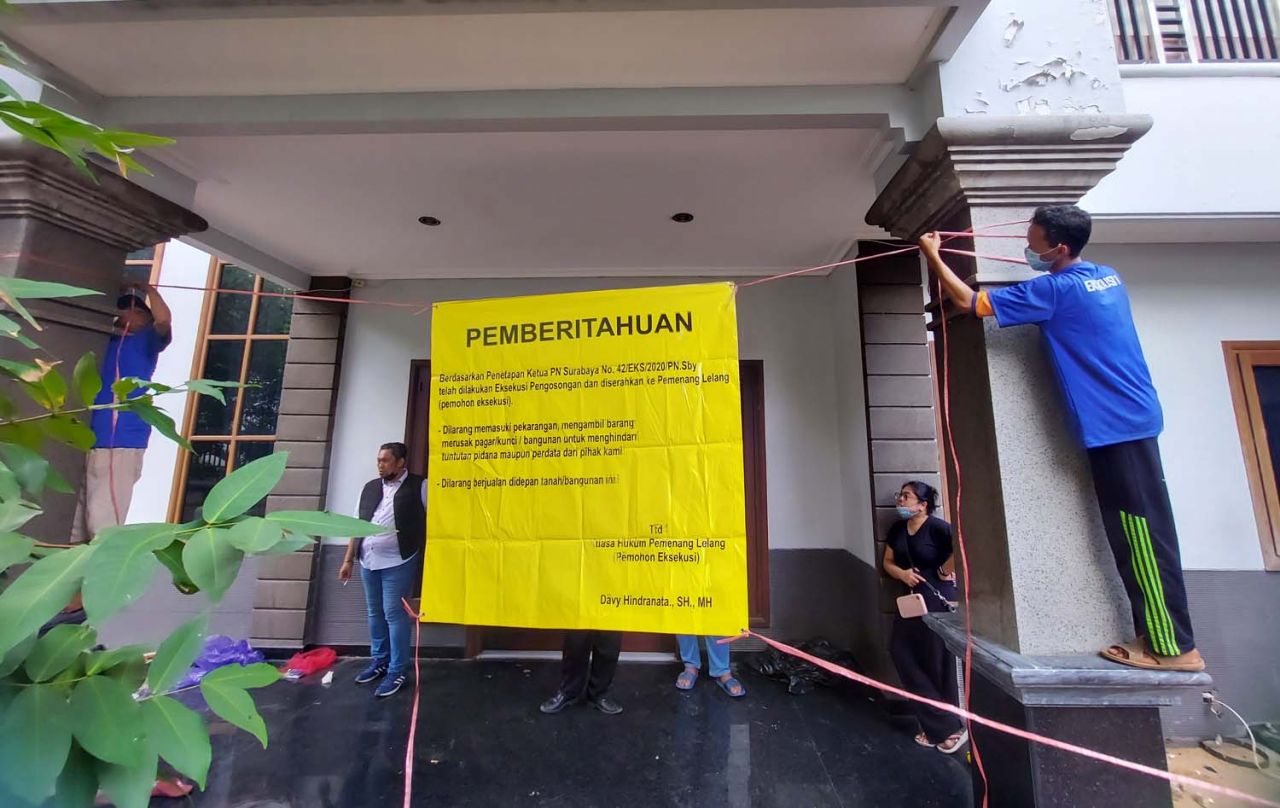 Proses eksekusi rumah senilai Rp 14 miliar di Surabaya (Foto-foto: Tim jatimnow.com)