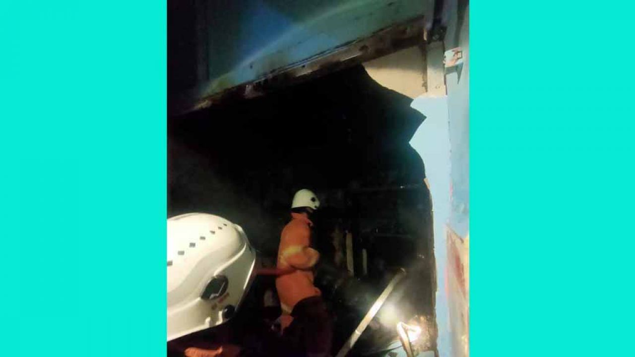 Petugas PMK memadamkan api yang membakar rumah di Surabaya (Foto: istimewa)