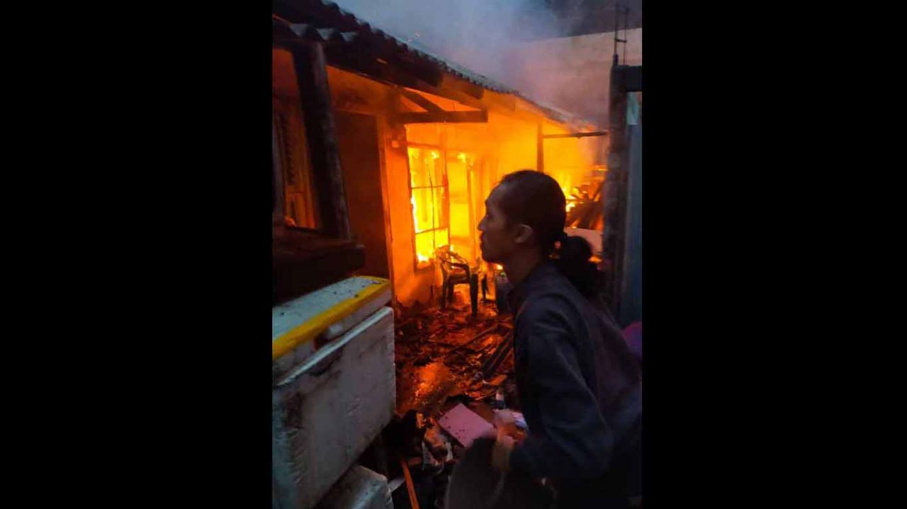 Api Melalap Sebuah Rumah di Surabaya, 1 Orang Luka Bakar