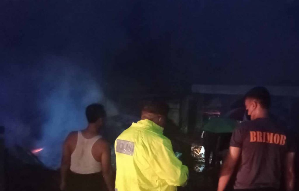 Petugas mendatangi lokasi kebakaran