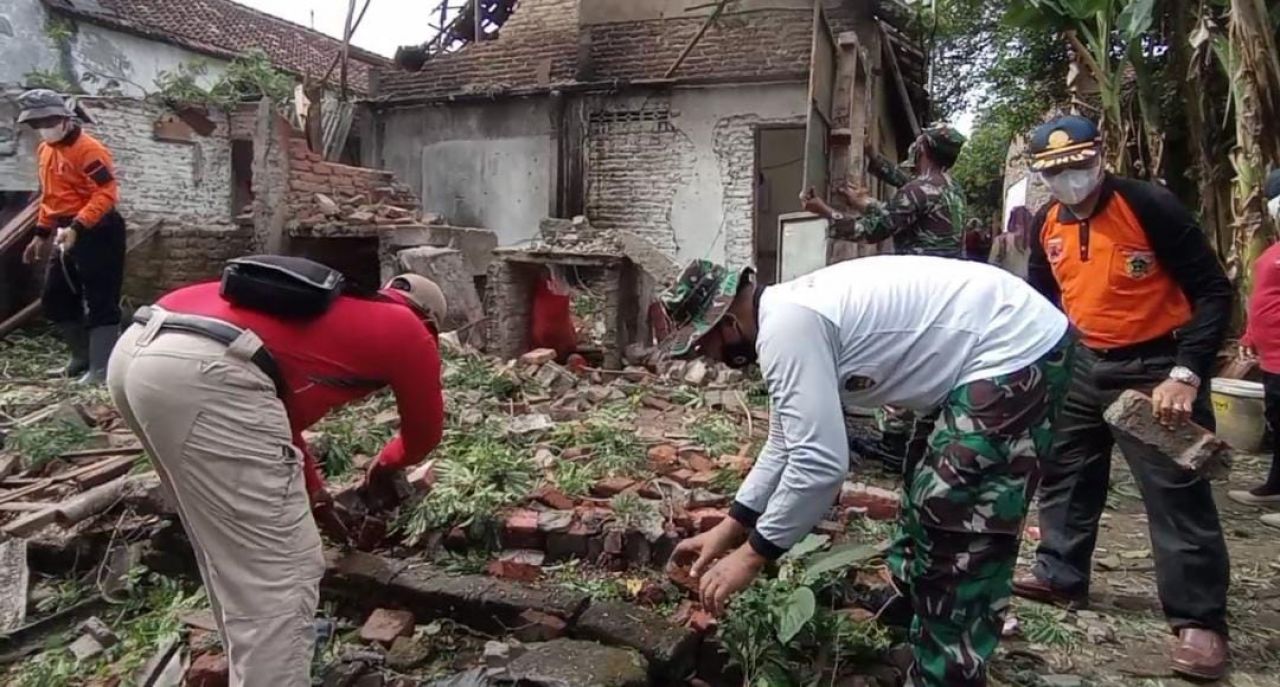 Rumah di Madiun rusak tertimpa pohon tumbang