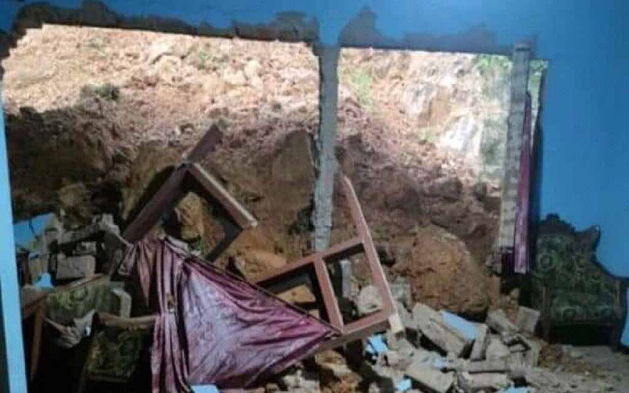 Rumah warga di Ponorogo jebol dihantam tebing yang ambrol