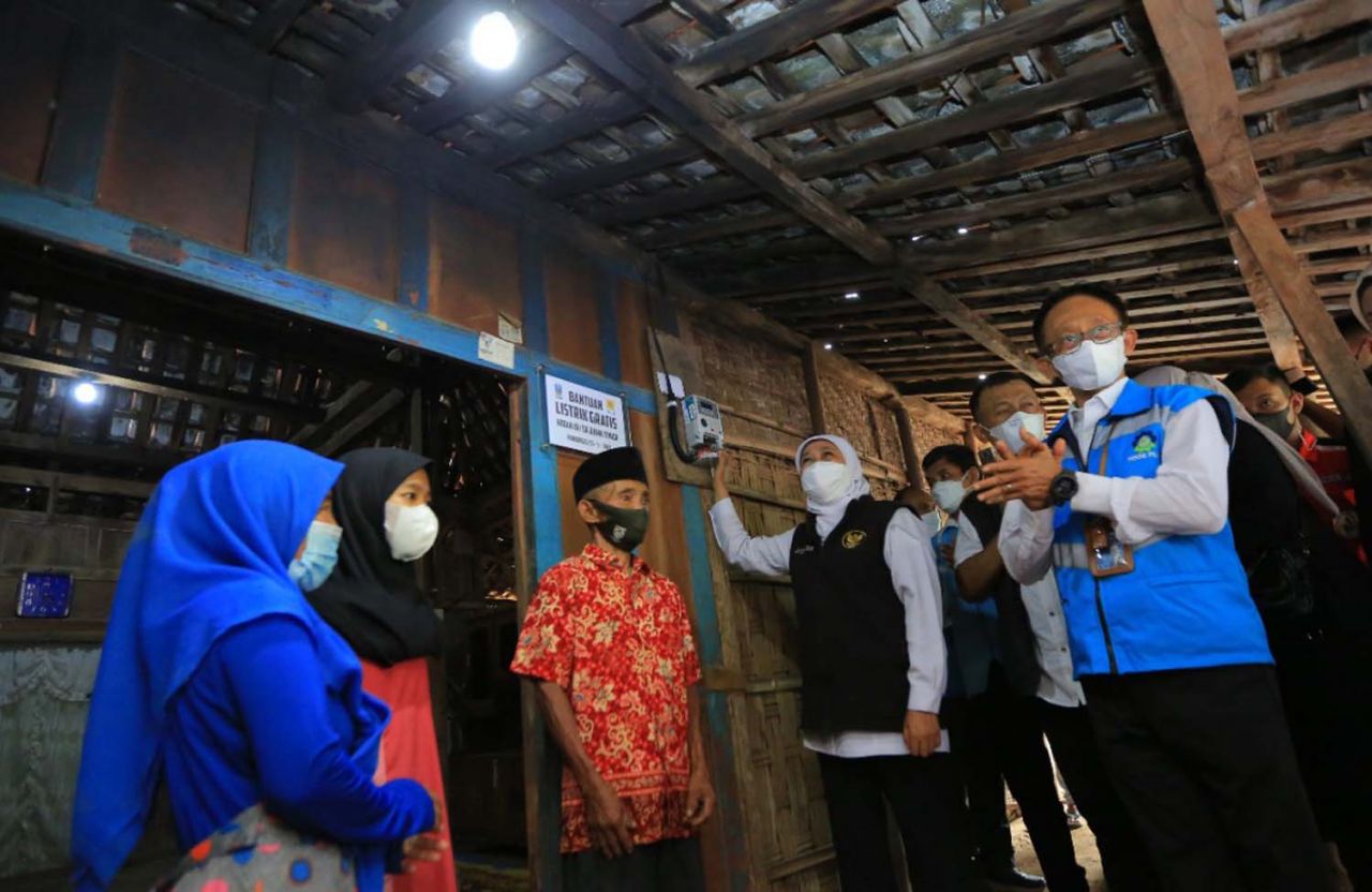 Gubernur Jatim Khofifah Indar Parawansa didampingi pejabat PLN menyalakan sambungan listrik gratis di Ponorogo
