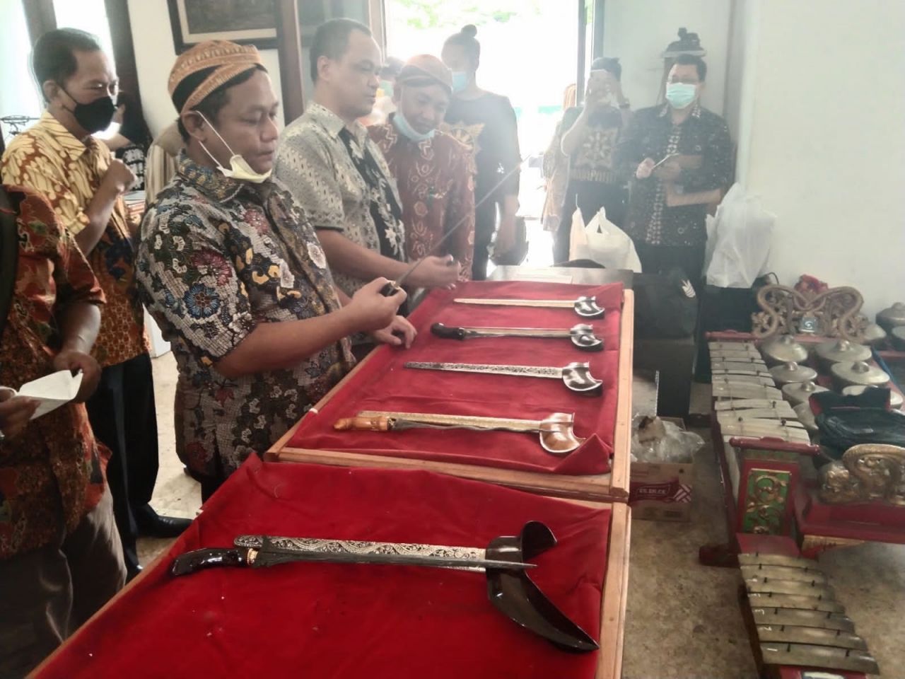 Ketua DPD Golkar Jawa Timur HM Sarmuji saat menghadiri Keris Expo di Galeri DKS Surabaya.