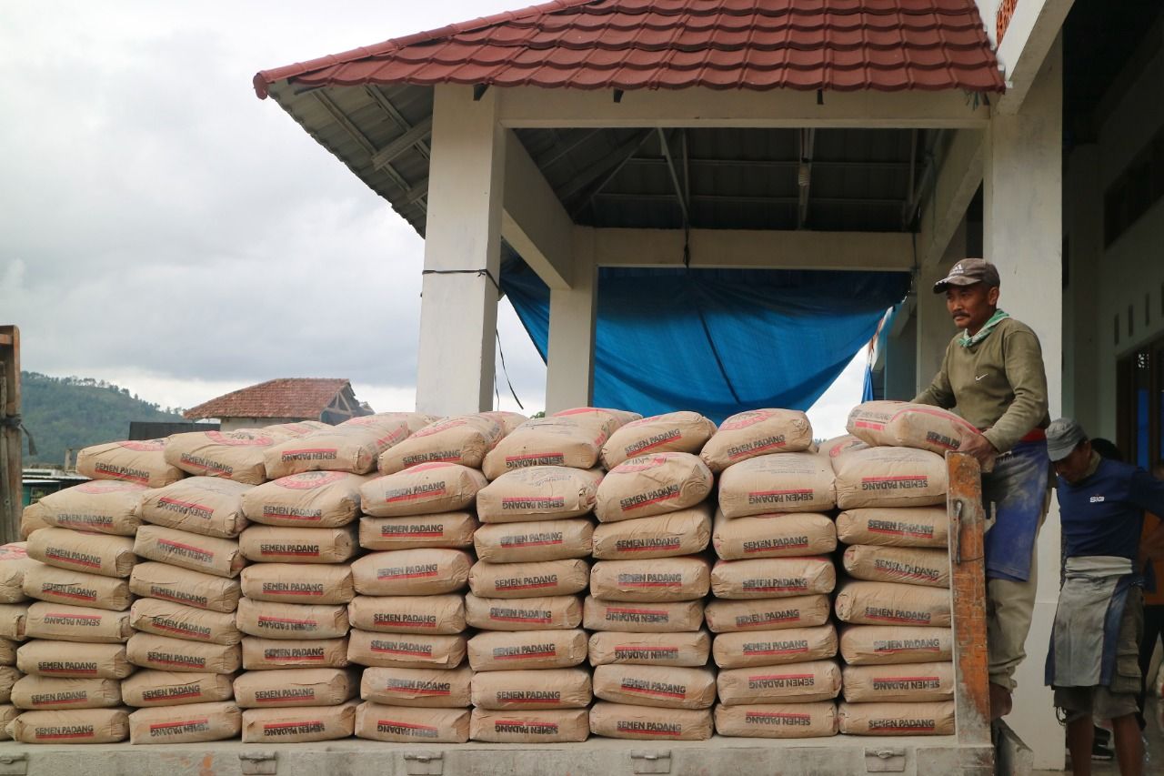 SIG menyalurkan bantuan 200 sak semen untuk pembangunan rumah bagi korban banjir di Kecamatan Bumiaji, Kota Batu