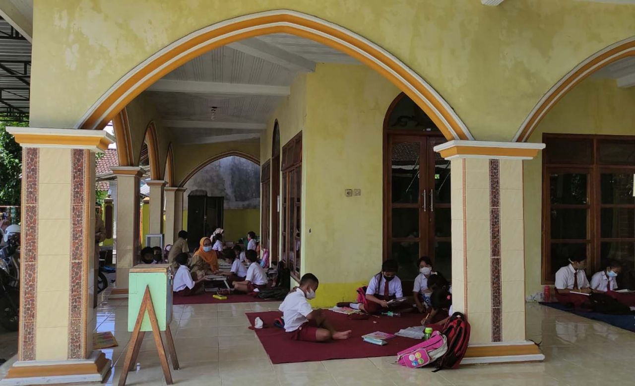 SDN 7 Tegalharjo, Banyuwangi menggelar KBM di serambi masjid