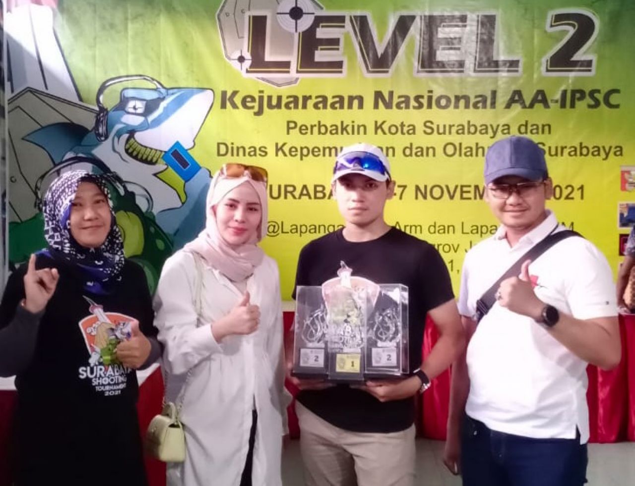 Muhammad Awaludin Ilham (tengah), keluar sebagai juara pertama Kejuaraan AAIPSC .