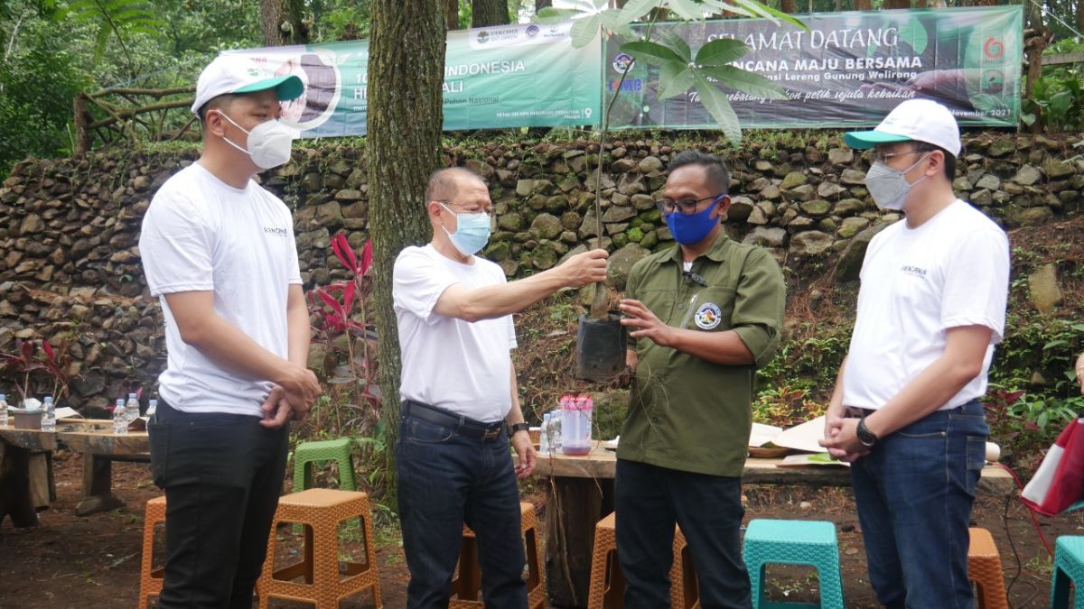 Aksi penanaman seribu pohon cemara di kaki Gunung Welirang.