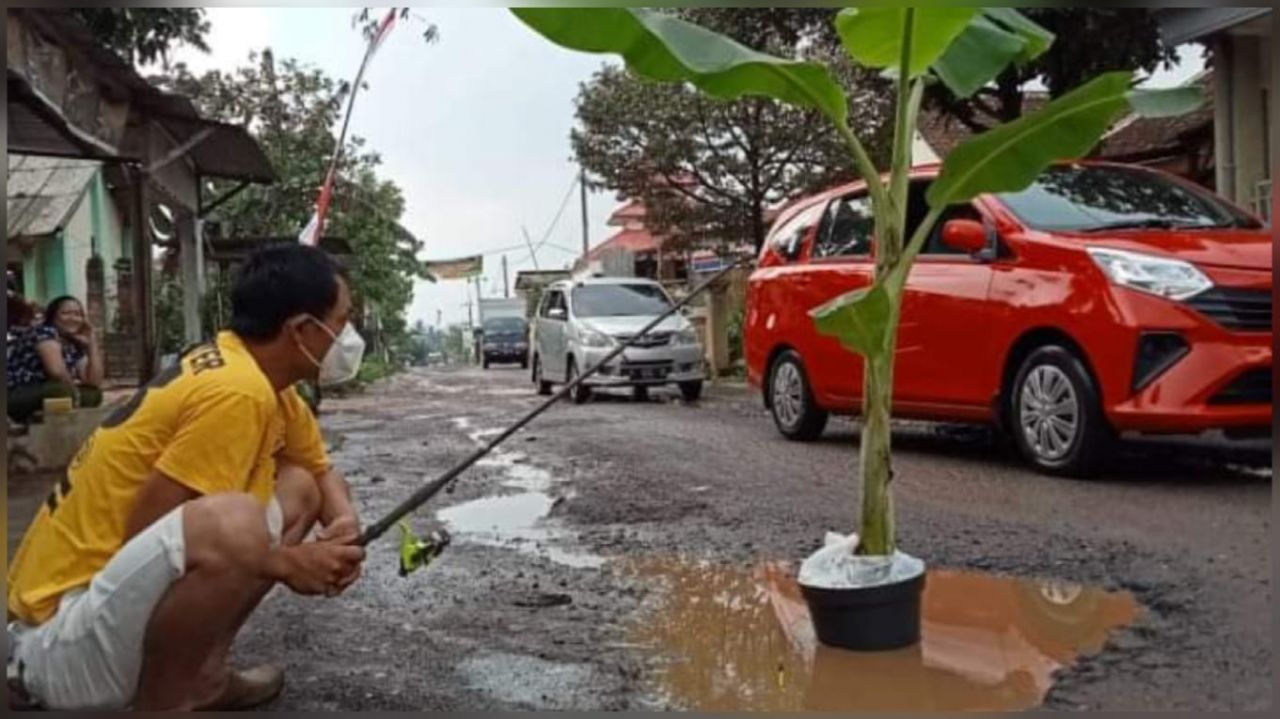 Warga menanam pohon pisang sebagai aksi protes jalan rusak yang tak kunjung diperbaiki di Malang.