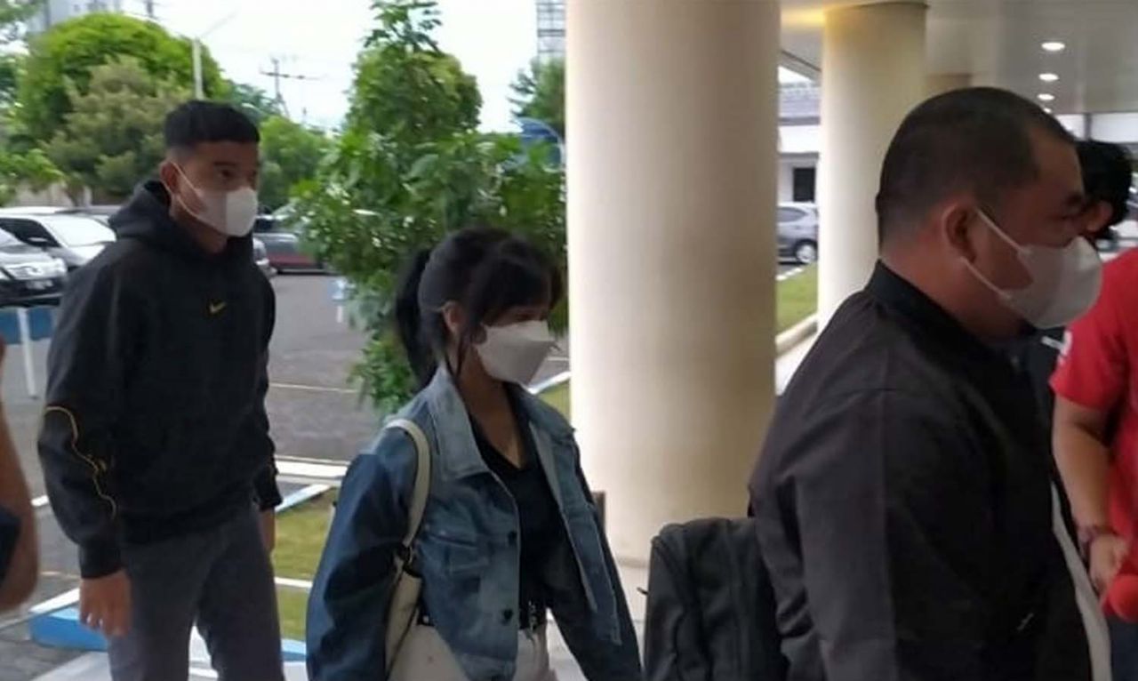 Tante dan Om Gala, anak Vanessa Angel saat masuk ke RS Bhayangkara Polda Jatim di Surabaya