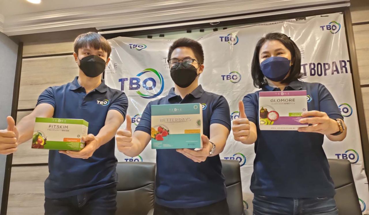 Jajaran Komisaris dan Direksi TBO menunjukkan suplemen yang didonasikan ke lansia