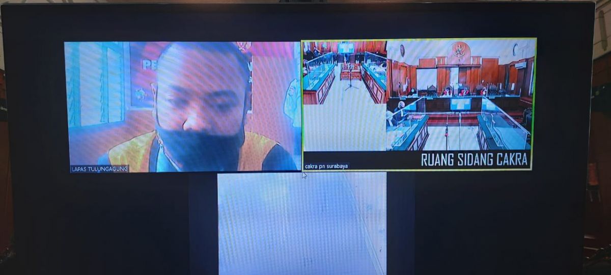 Terdakwa penusukan terhadap polisi saat mengikuti sidang secara online di PN Surabaya.