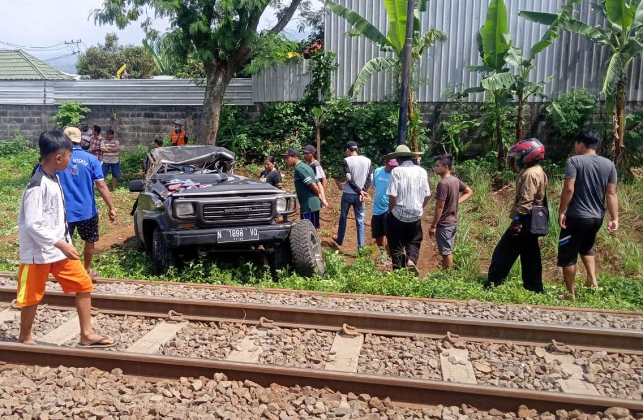 Mobil tersambar KA Tawang Alun di Pasuruan, satu keluarga tewas. (Foto: Istimewa)
