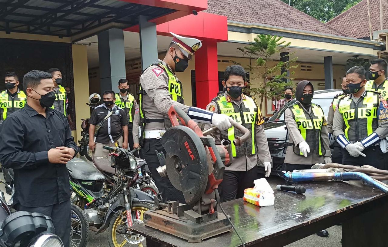 Kasat Lantas Polres Ponorogo, AKP Ayip Rizal memotong knalpot brong hasil penindakan Tim Speed Warok