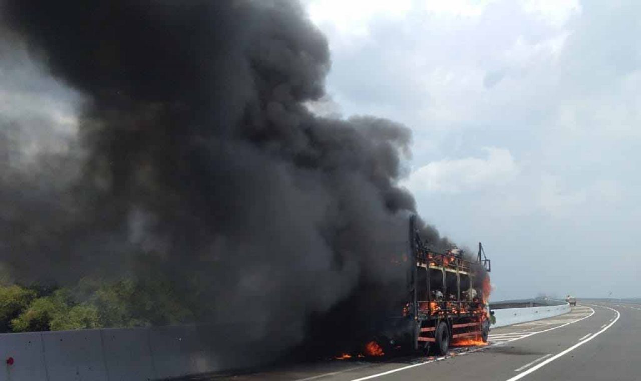 Truk muat motor bekas terbakar di Tol Madiun-Nganjuk (Foto-foto: istimewa)