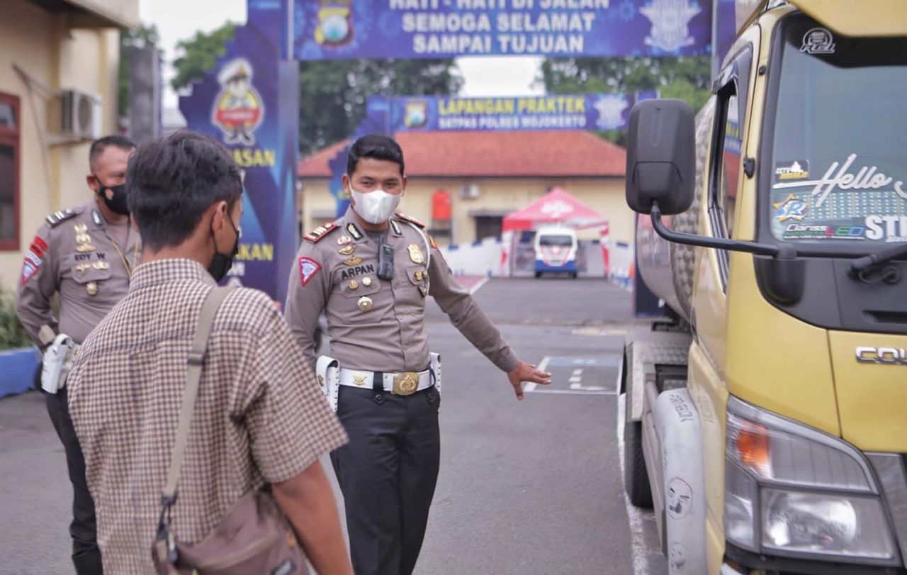Kasatlantas Polres Mojokerto, AKP Arpan menginterogasi sopir truk tangki oleng
